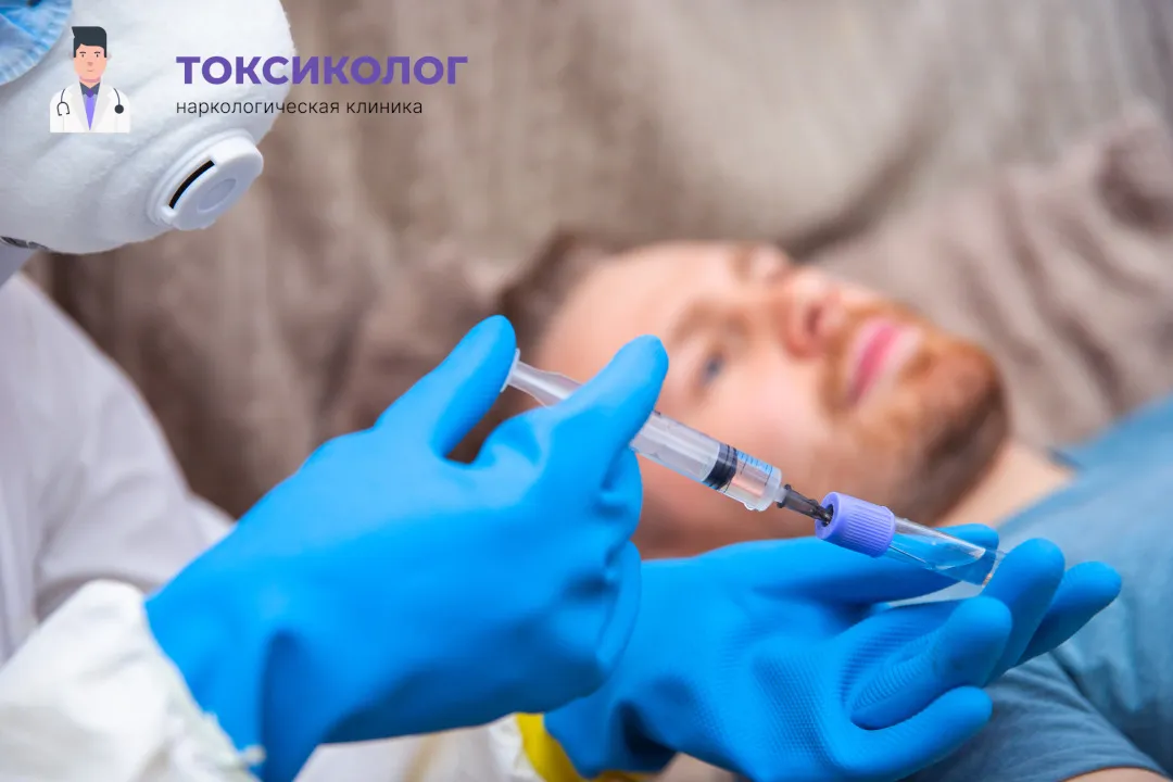 Врач берет анализы в процессе процедуры «Снятие ломки в Белгороде»